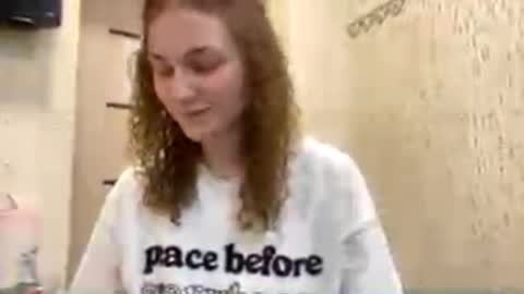 Snapshot of beverleebartus chatting on 04/02/26, 08:34 Sophie online show from 04/02/26, 08:34