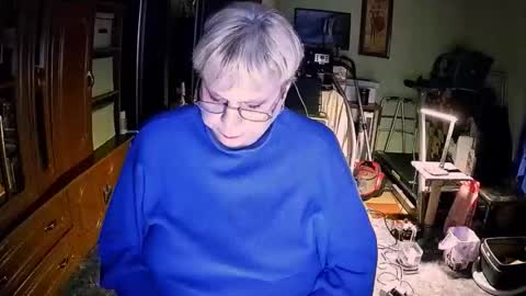 BeverlyCynia online show from 11/21/25, 04:16