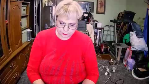 BeverlyQCynia online show from 11/08/25, 12:05