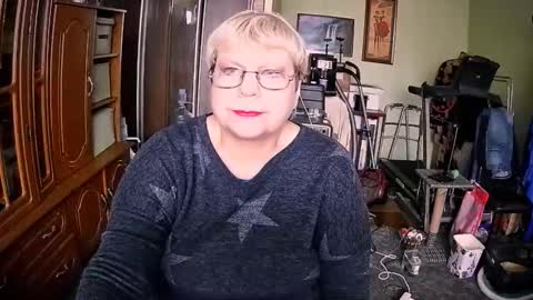 BeverlyQCynia online show from 11/19/25, 12:16