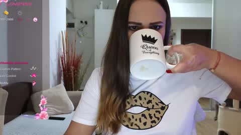   BeyonceDoll       Twitter DollBeyonce    online show from 12/13/25, 08:36