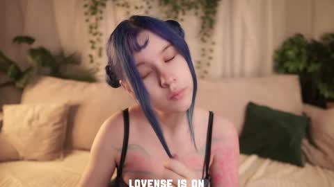 Eliz online show from 12/17/25, 01:11