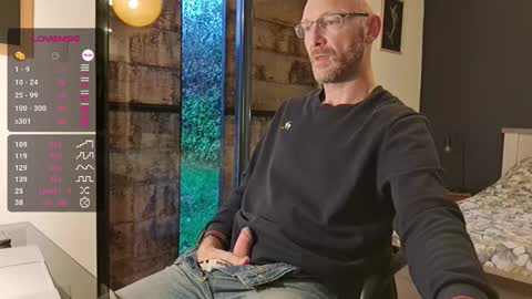 My name is David and if you like public exhibitions you wont be disappointed with me LoL - My favorite vibes is 44  online show from 11/28/25, 07:44