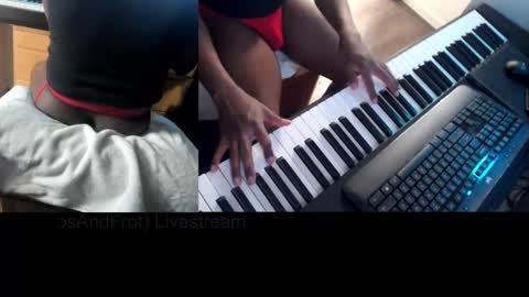 Snapshot of bicepsandfrot chatting on 02/14/25, 09:03 BicepsandFrot online show from 02/14/25, 09:03