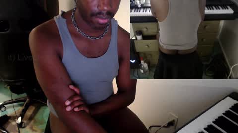 Snapshot of bicepsandfrot chatting on 03/02/25, 12:01 BicepsandFrot online show from 03/02/25, 12:01