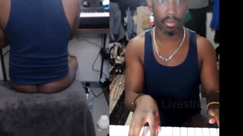 Snapshot of bicepsandfrot chatting on 09/21/25, 01:18 BicepsandFrot online show from 09/21/25, 01:18