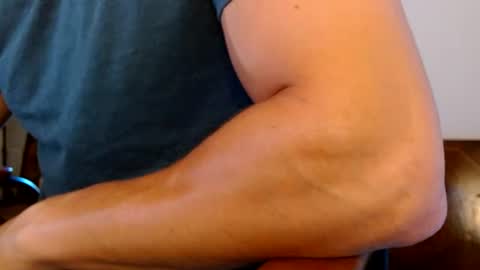 Snapshot of bifitboy chatting on 09/15/25, 01:11 Ryan online show from 09/15/25, 01:11