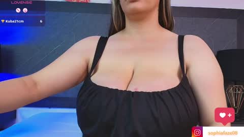 Snapshot of big_tits_in_your_face chatting on 03/03/25, 08:11 Tell me Sophia  online show from 03/03/25, 08:11