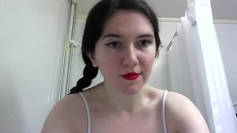 Isabella online show from 11/06/25, 10:49