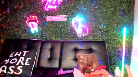 Snapshot of bigbuttsarena chatting on 12/15/24, 04:07 bigbuttsarena online show from 12/15/24, 04:07