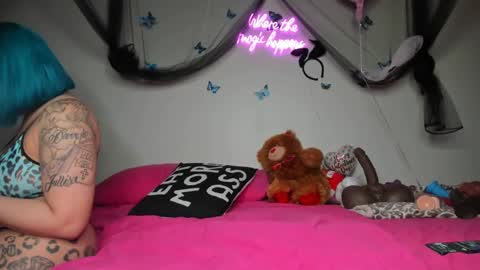 Snapshot of bigbuttsarena chatting on 02/17/25, 02:42 bigbuttsarena online show from 02/17/25, 02:42