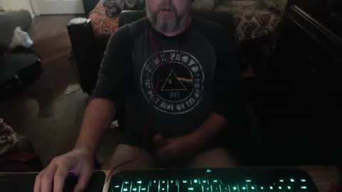 Snapshot of bighugmugg chatting on 10/31/25, 11:44 bighugmugg online show from 10/31/25, 11:44