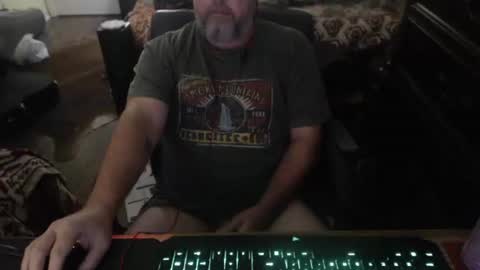 Snapshot of bighugmugg chatting on 11/17/25, 10:04 bighugmugg online show from 11/17/25, 10:04