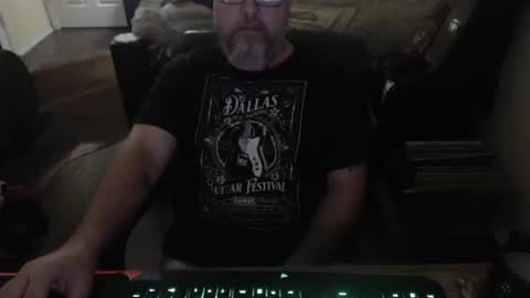 Snapshot of bighugmugg chatting on 05/15/26, 11:17 bighugmugg online show from 05/15/26, 11:17