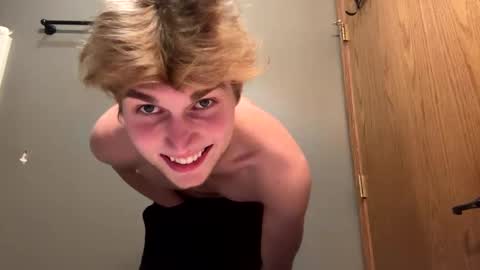 Snapshot of bigskinnyboyshh chatting on 01/02/25, 03:48 bigskinnyboyshh online show from 01/02/25, 03:48