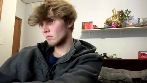 Snapshot of bigskinnyboyshh chatting on 10/31/25, 12:00 bigskinnyboyshh online show from 10/31/25, 12:00