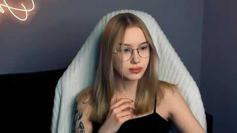 Julia online show from 04/12/26, 02:33