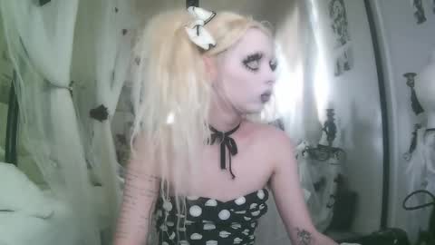 vampire fang  online show from 11/28/25, 07:49