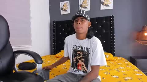 boy online show from 03/10/25, 02:17