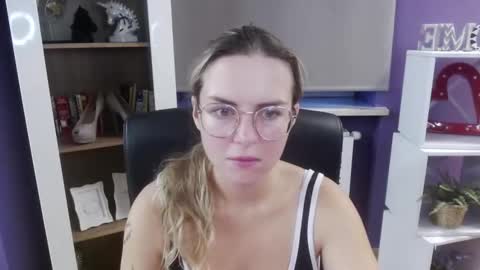 Z O E Y online show from 09/12/25, 04:23