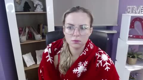 Z O E Y online show from 09/17/25, 04:25