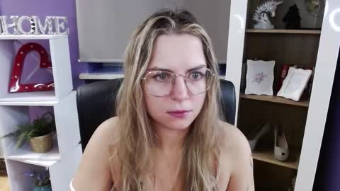 Z O E Y online show from 10/28/25, 05:44