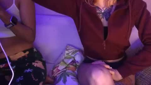 2girls1blunt online show from 12/06/24, 07:10