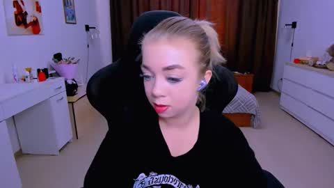 Nicole online show from 09/25/25, 12:20