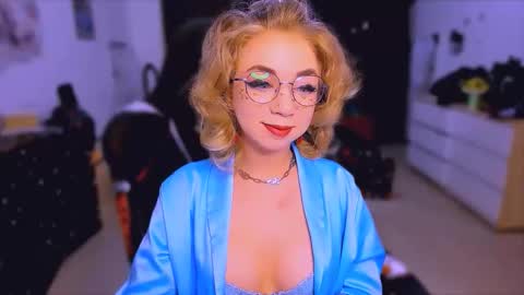 Nicole online show from 10/31/25, 04:35