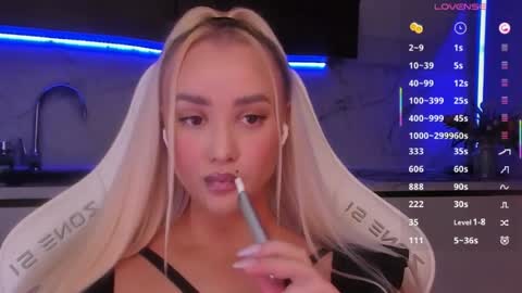 Snapshot of blond_diamond chatting on 06/17/26, 05:10 Lana online show from 06/17/26, 05:10