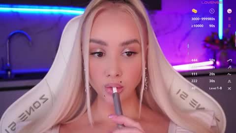 Snapshot of blond_diamond chatting on 07/24/26, 07:23 Lana online show from 07/24/26, 07:23