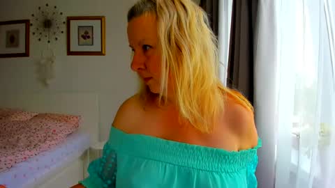 Snapshot of blonde_angel20 chatting on 07/06/26, 05:37 Nicole online show from 07/06/26, 05:37