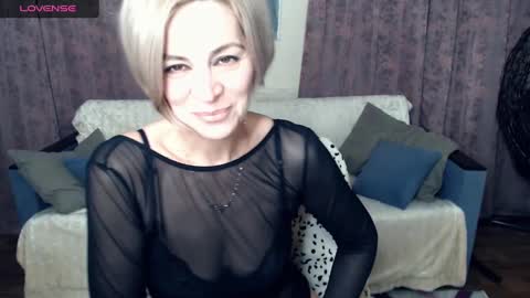 Snapshot of blondemommy_77 chatting on 12/09/24, 11:45 Lola online show from 12/09/24, 11:45