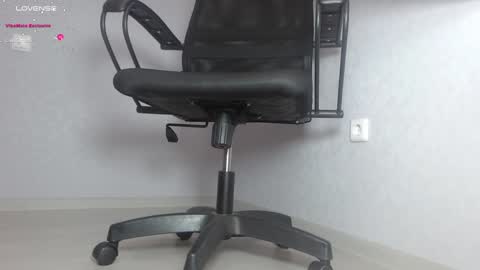 Im Di. I smell naked even when Im dressed. online show from 01/21/25, 12:29