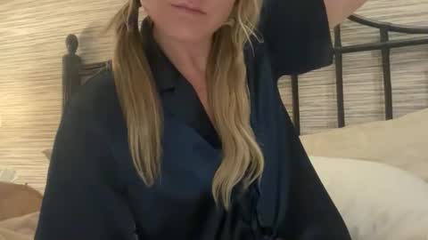 Snapshot of blondieslutt chatting on 03/24/26, 06:18 IM TRYNG online show from 03/24/26, 06:18