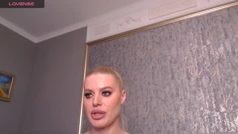 Snapshot of blondiestarxxx chatting on 03/11/25, 12:33 Helen online show from 03/11/25, 12:33