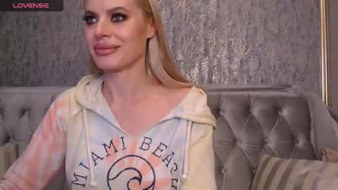 Snapshot of blondiestarxxx chatting on 09/27/25, 08:14 Helen online show from 09/27/25, 08:14