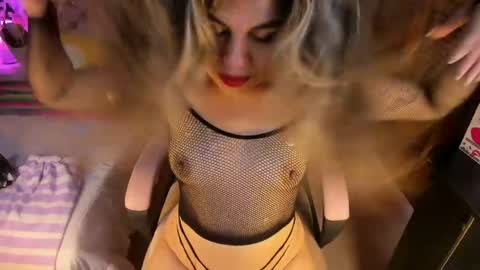 Snapshot of blondy_blows69 chatting on 04/05/26, 10:07 Isis online show from 04/05/26, 10:07