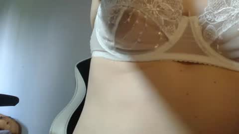 Snapshot of blondyelena chatting on 06/18/26, 02:54 blondyelena online show from 06/18/26, 02:54