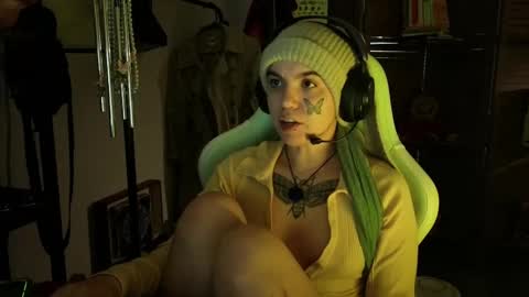 Snapshot of bluedweeb chatting on 02/13/25, 09:20 Blue online show from 02/13/25, 09:20