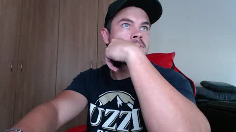 blueeyeboy0 online show from 01/06/25, 12:35