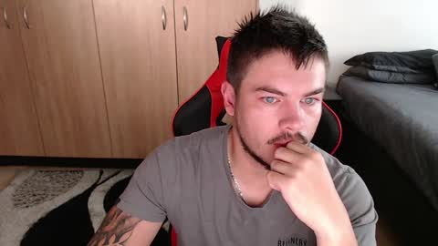 blueeyeboy0 online show from 02/04/25, 06:04