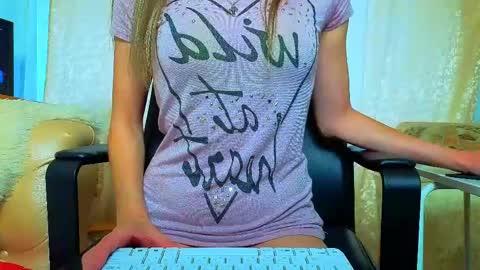 Snapshot of bom_mia_bom chatting on 05/24/26, 03:11 Mia online show from 05/24/26, 03:11