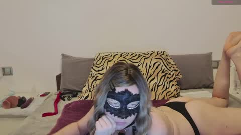 Snapshot of bonbonsitos_69 chatting on 04/30/26, 09:26 Lucy online show from 04/30/26, 09:26