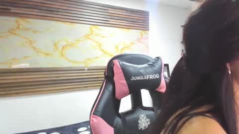 Snapshot of bonnie_bu chatting on 10/28/25, 07:05 becky online show from 10/28/25, 07:05