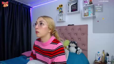 Soffy Brooks Independent model online show from 10/25/25, 05:26