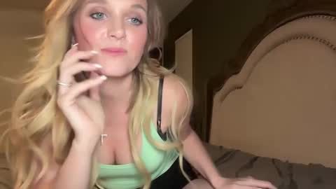 Snapshot of booksnlooksgirl chatting on 12/17/24, 03:06 booksnlooksgirl online show from 12/17/24, 03:06