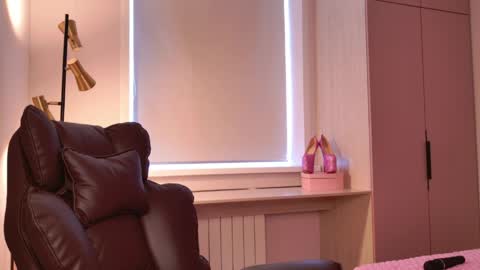 Snapshot of born_to_blow_ chatting on 04/23/26, 06:58 Hallie online show from 04/23/26, 06:58