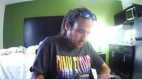 Snapshot of botoezadam chatting on 09/17/25, 10:33 botoezadam online show from 09/17/25, 10:33