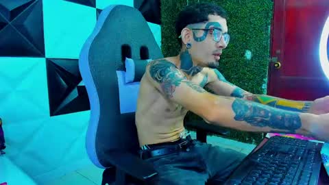 boy_tatto77 online show from 05/27/26, 12:02